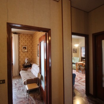 VENDESI CASA INDIPENDENTE CON CORTILE - Foto 3