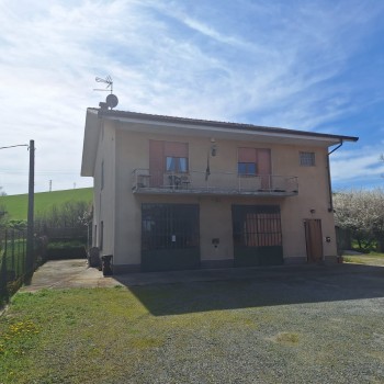 VENDESI CASA INDIPENDENTE CON CORTILE - Foto 2