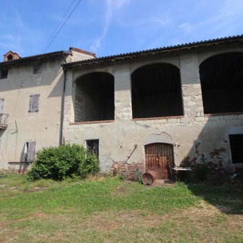 VENDESI CASCINALE DA RISTRUTTURARE - Foto 2