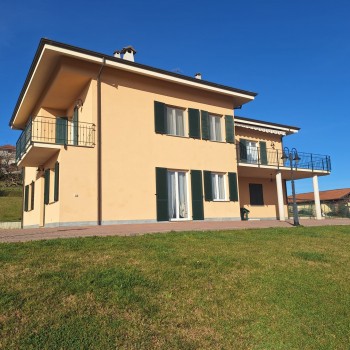 VENDESI VILLA BIFAMILIARE INDIPENDENTE 