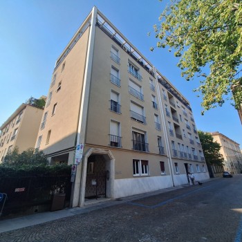 VENDESI APPARTAMENTO IN ZONA CENTRALE